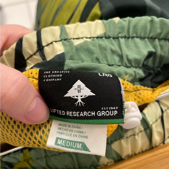 LRG Lifted Research Group Men’s Green Tropic Vacay Printed Track Pants - Picture 4 of 9